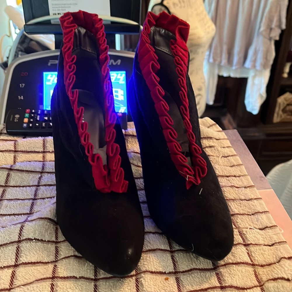 Andiamo size 6 - 6 1/2 adoreable black and red velvet bootie excellent shape
